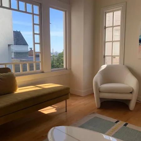 Gorgeous Apt High Atop Nob Hill Free Parking!